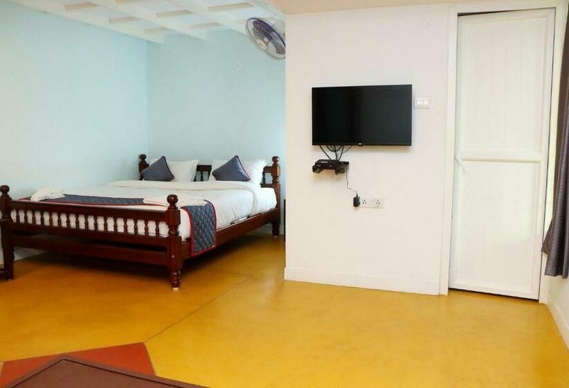 اتاق استاندارد با چشم‌انداز استخر, Auro Sunrise Resort Auroville