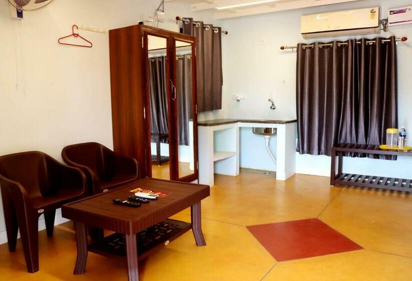 اتاق استاندارد با چشم‌انداز استخر, Auro Sunrise Resort Auroville