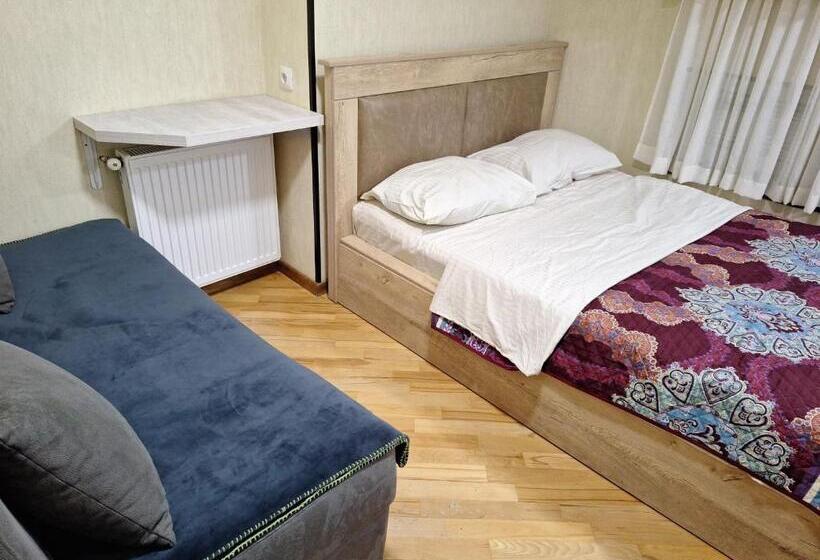اتاق خانوادگی, Guest House 15a