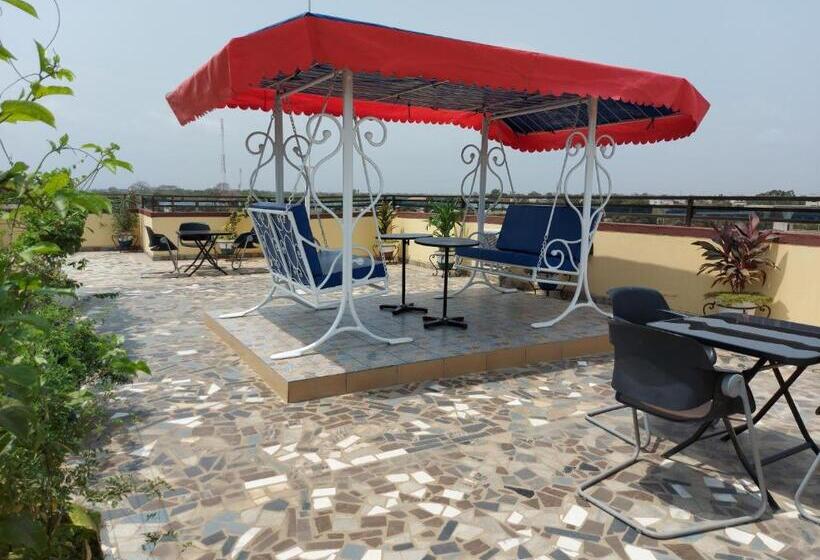 اتاق استاندارد سه نفره, Room In Guest Room   Deluxe Twin Beds That Sleeps 3 In Royal Blue Guest House And Bar