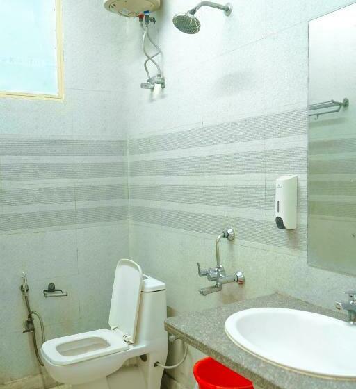 اتاق لوکس, Cladis Sector 15 Noida