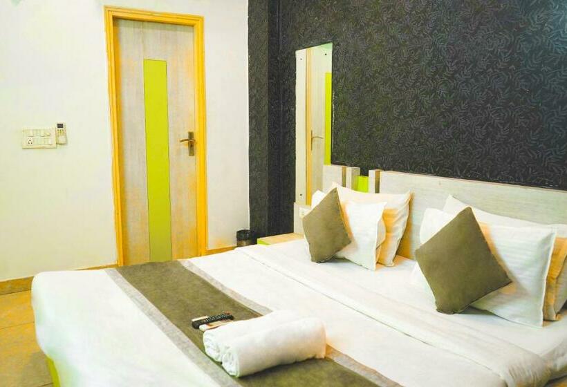 اتاق لوکس, Cladis Sector 15 Noida