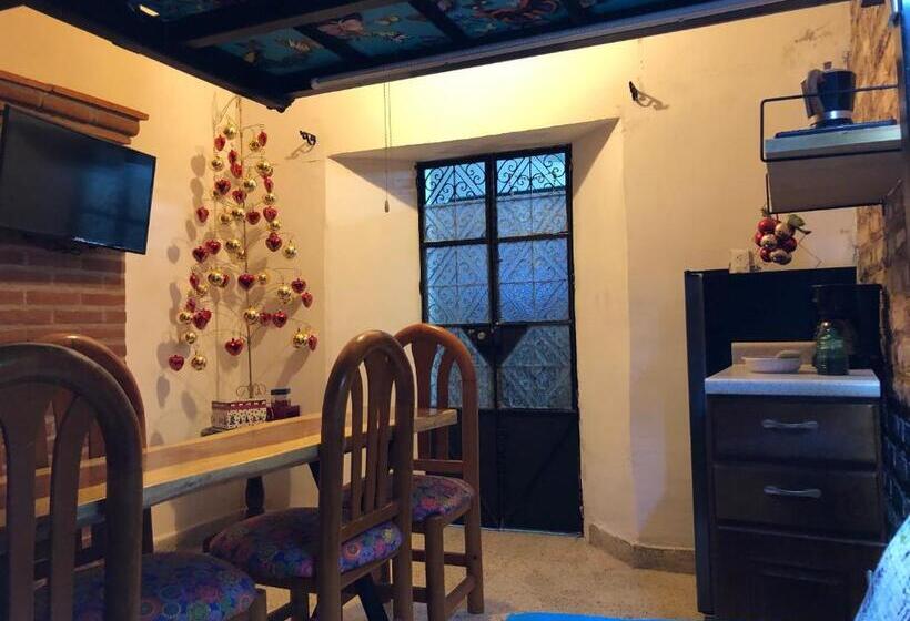اتاق لوکس سه تخته, La Adornada