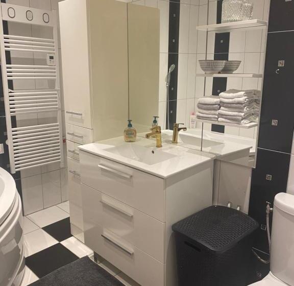 اتاق استاندارد, La Chambre D Angèle