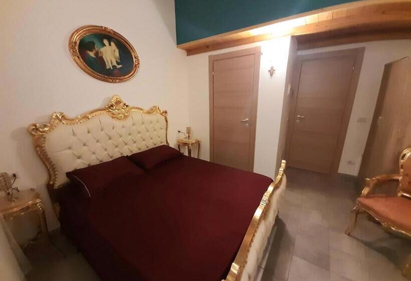 اتاق لوکس با تخت بزرگ, Casa San Pio