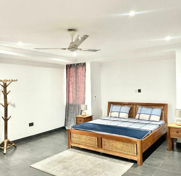 اتاق استاندارد, The Dzorwulu Castle   A Villa With Private Rooms