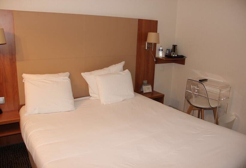 Standard Room Double Bed, Kyriad Saint Quentin En Yvelines  Montigny