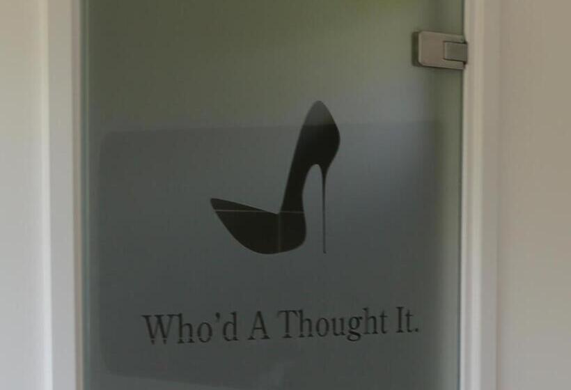 غرفة كلاسيكية, Who D A Thought It