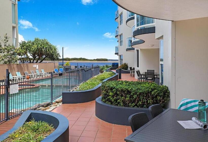 Superior 2-bedroom flat with a view, Watermark Resort Caloundra