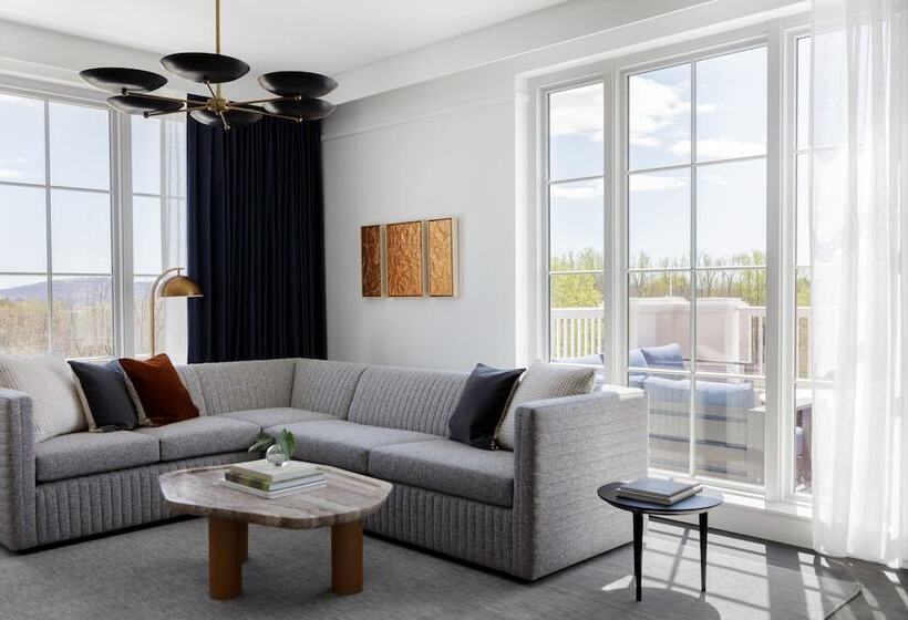 Suite with Terrace, Kimpton   The Forum Hotel, An Ihg