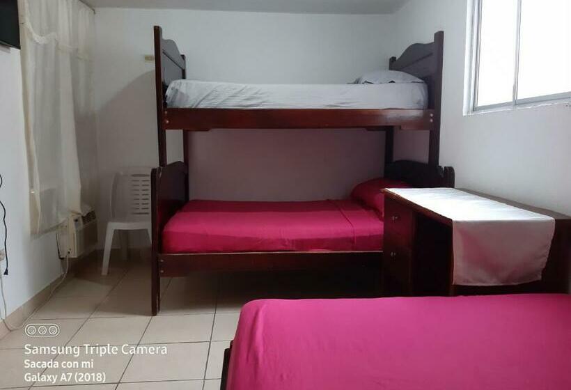 اتاق خانوادگی, Hostal Samary
