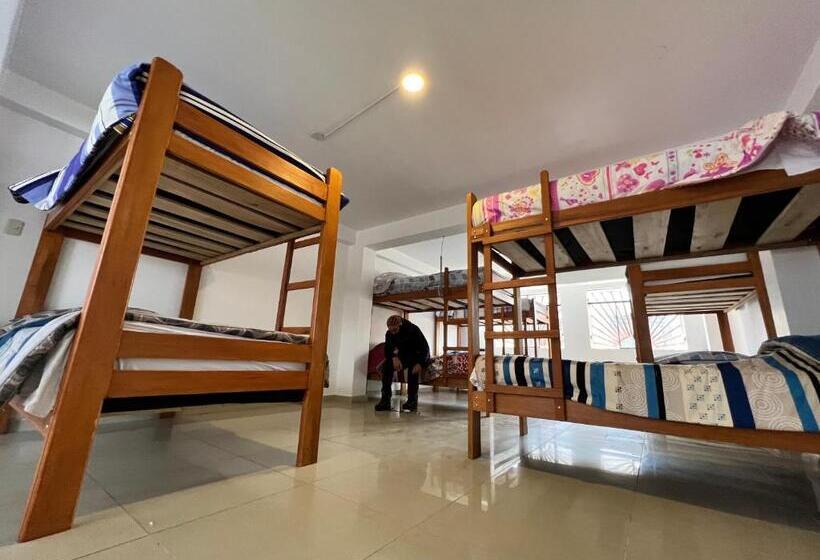تختخواب در اتاق مشترک, Tony Montaña B&b