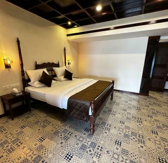 اتاق لوکس با تخت بزرگ, Cherai Lake Resort
