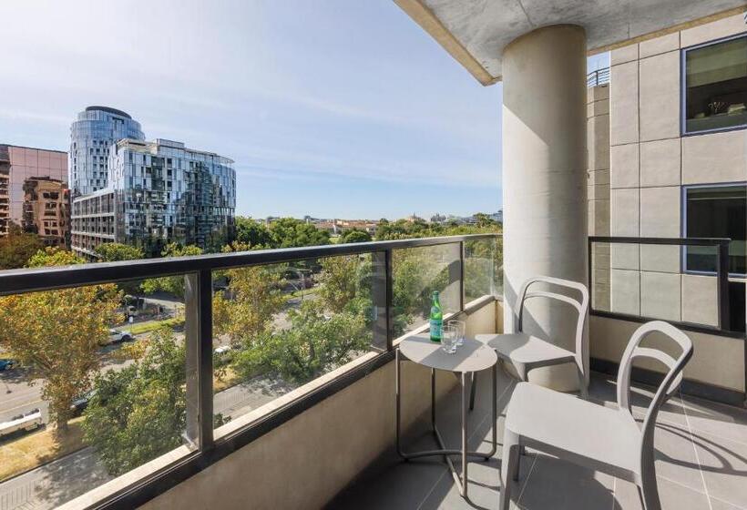 استودیوی سوپریور, Oaks Melbourne St Kilda Road