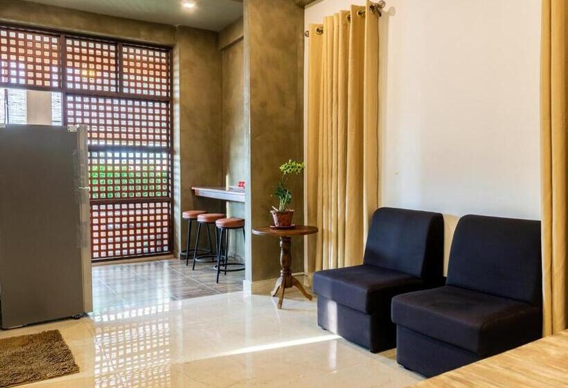 سوییت جونیور با بالکن, Cinnamon Tan Boutique