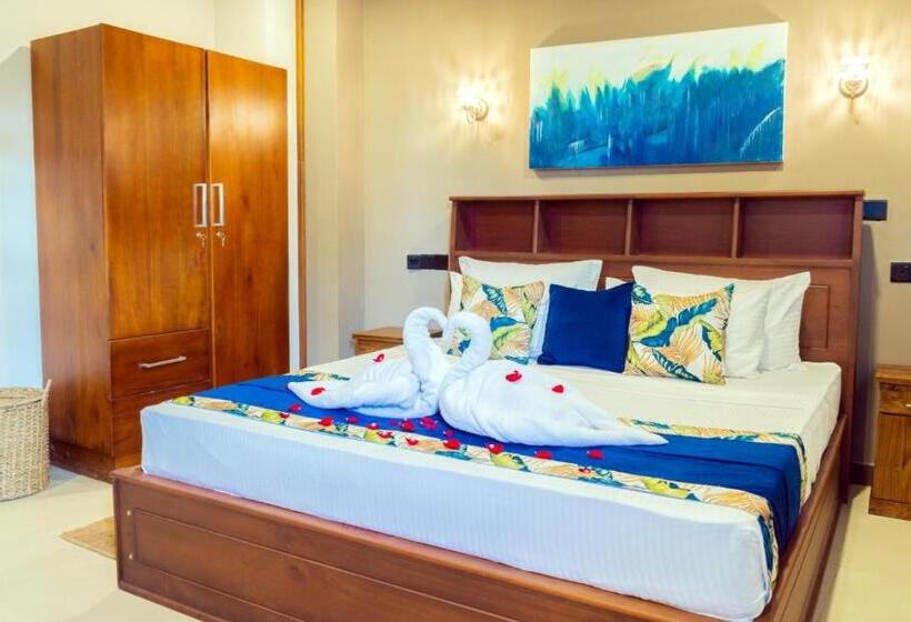 سوییت جونیور با بالکن, Cinnamon Tan Boutique
