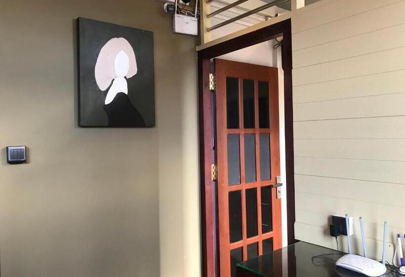 سوییت جونیور با بالکن, Cinnamon Tan Boutique