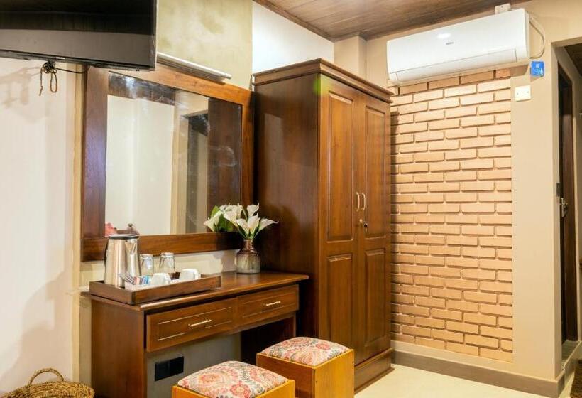 اتاق لوکس, Cinnamon Tan Boutique