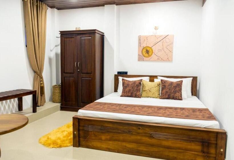 اتاق لوکس, Cinnamon Tan Boutique