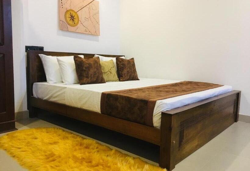 اتاق لوکس, Cinnamon Tan Boutique