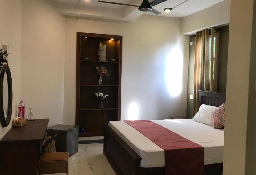 اتاق لوکس, Cinnamon Tan Boutique