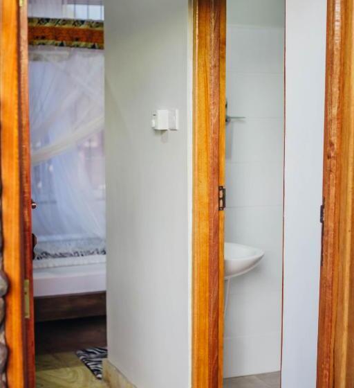 اتاق لوکس یک تخته, Kilimanjaro Scenic Lodge