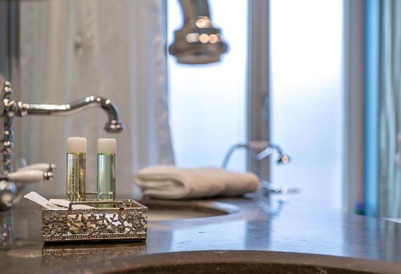 اتاق لوکس با بالکن, The Newport Lodge   Incl 3h Wellness & Use Ebikes & Breakfast