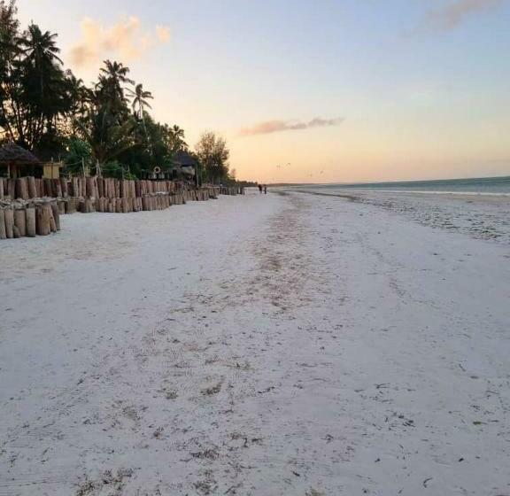 اتاق استاندارد با چشم‌انداز استخر, La Playa Paradise Resort