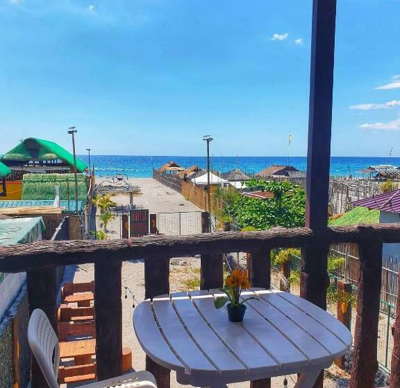 اتاق خانوادگی با چشم‌انداز دریا, Sun In Hand Beach Resort