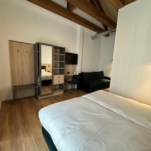 استودیوی استاندارد, Hopfenhotel Am Adenauerufer