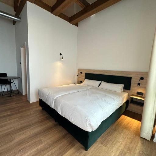استودیوی استاندارد, Hopfenhotel Am Adenauerufer