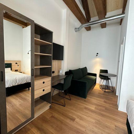 استودیوی استاندارد, Hopfenhotel Am Adenauerufer
