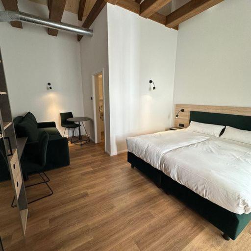 استودیوی استاندارد, Hopfenhotel Am Adenauerufer