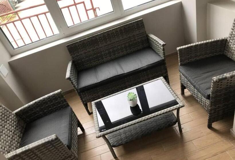 Economy Triple Room, Bazze