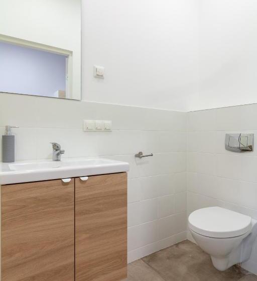 Economy Triple Room, Bazze