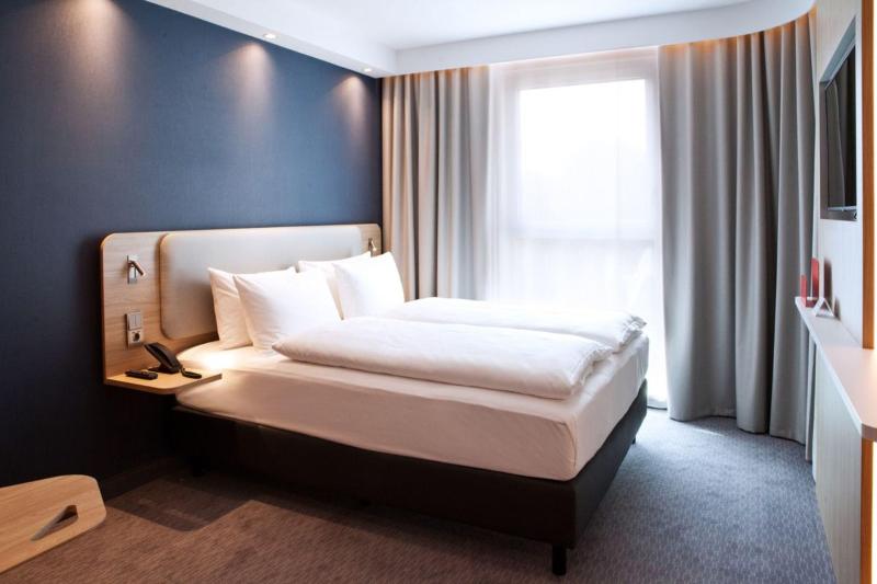 اتاق استاندارد با تخت دو نفره بزرگ برای معلولان, Holiday Inn Express And Suites Basel Allschwil