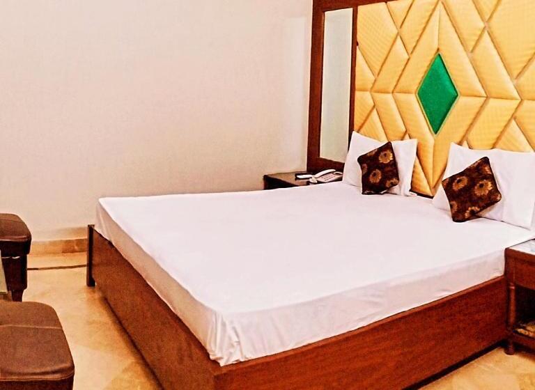 اتاق استاندارد, Subhan Palace Gulshan Near Millennium Mall