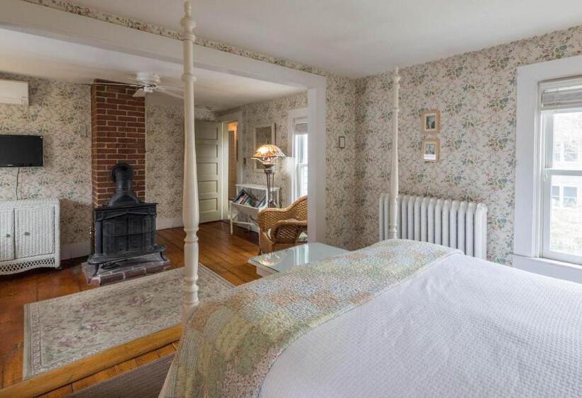 سوییت با چشم‌انداز باغ, Snug Cottage