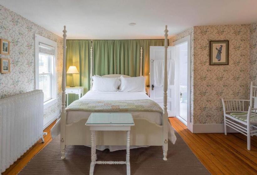 سوییت با چشم‌انداز باغ, Snug Cottage