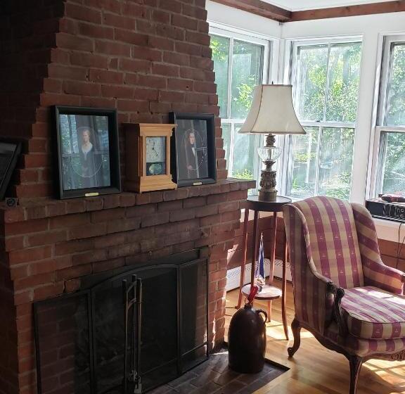 سوییت با چشم‌انداز باغ, Snug Cottage