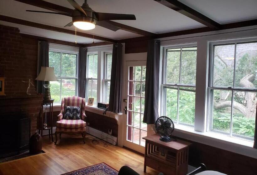 سوییت با چشم‌انداز باغ, Snug Cottage