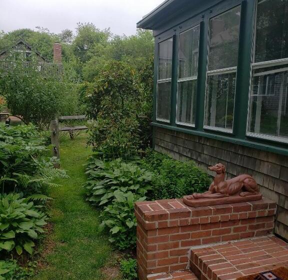 سوییت با چشم‌انداز باغ, Snug Cottage