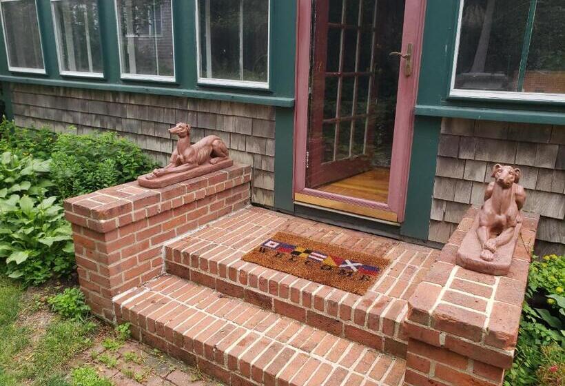 سوییت با چشم‌انداز باغ, Snug Cottage