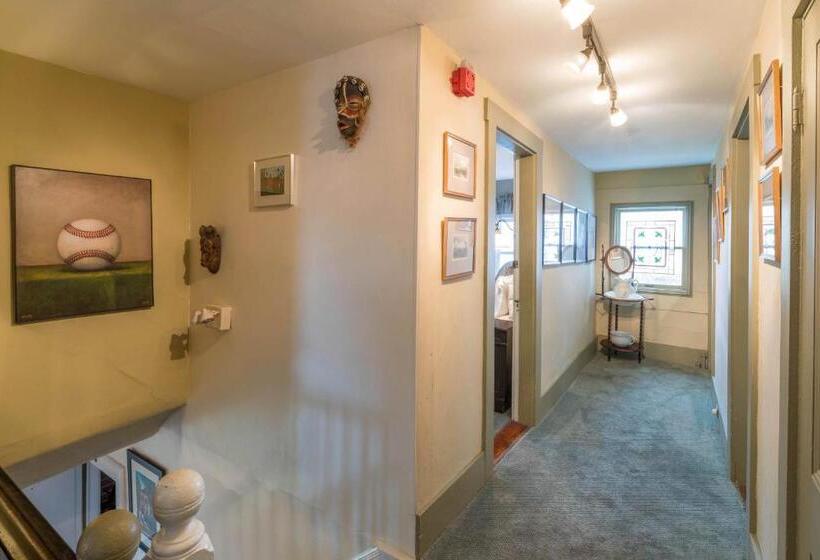 سوییت با چشم‌انداز دریا, Snug Cottage