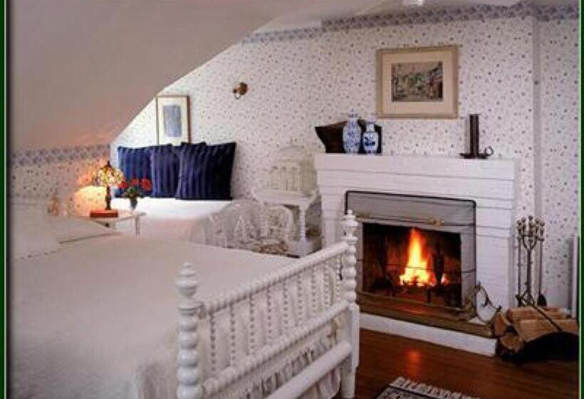 سوییت با چشم‌انداز دریا, Snug Cottage