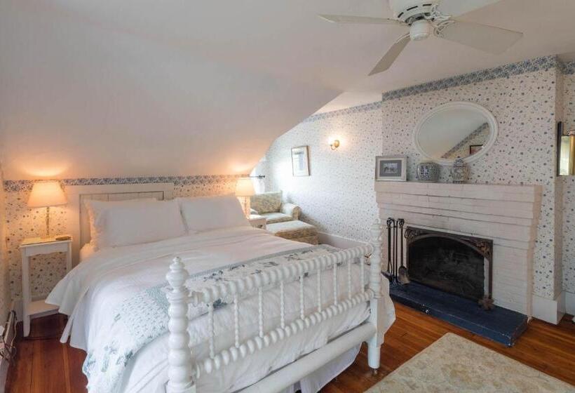 سوییت با چشم‌انداز دریا, Snug Cottage