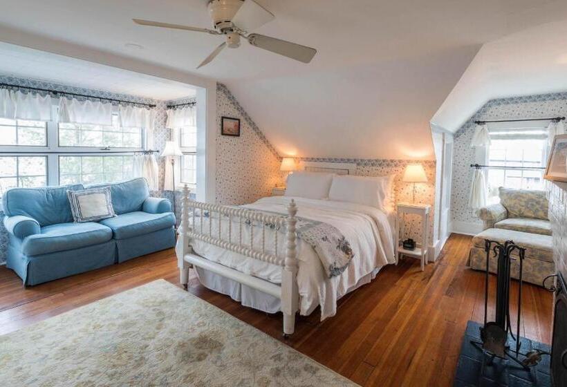 سوییت با چشم‌انداز دریا, Snug Cottage