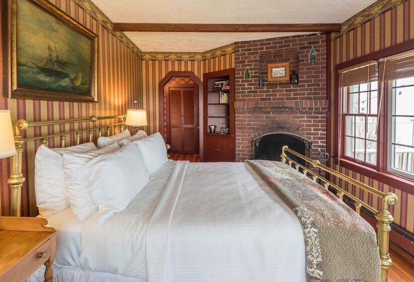 سوییت با چشم‌انداز دریا, Snug Cottage