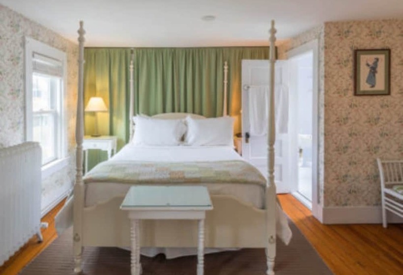 سوییت با چشم‌انداز باغ, Snug Cottage