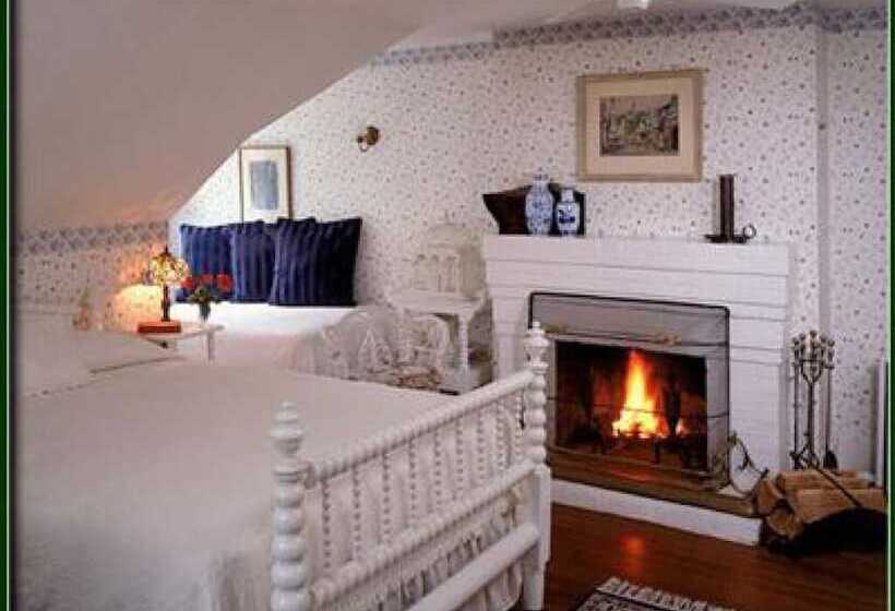 سوییت با چشم‌انداز دریا, Snug Cottage
